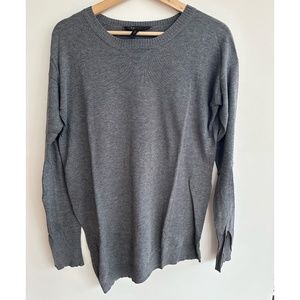 BCBGMAXAZRIA Asymetrical hem crew neck sweater in gray